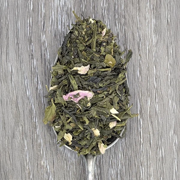 Grüner Tee mit Rosenblättern